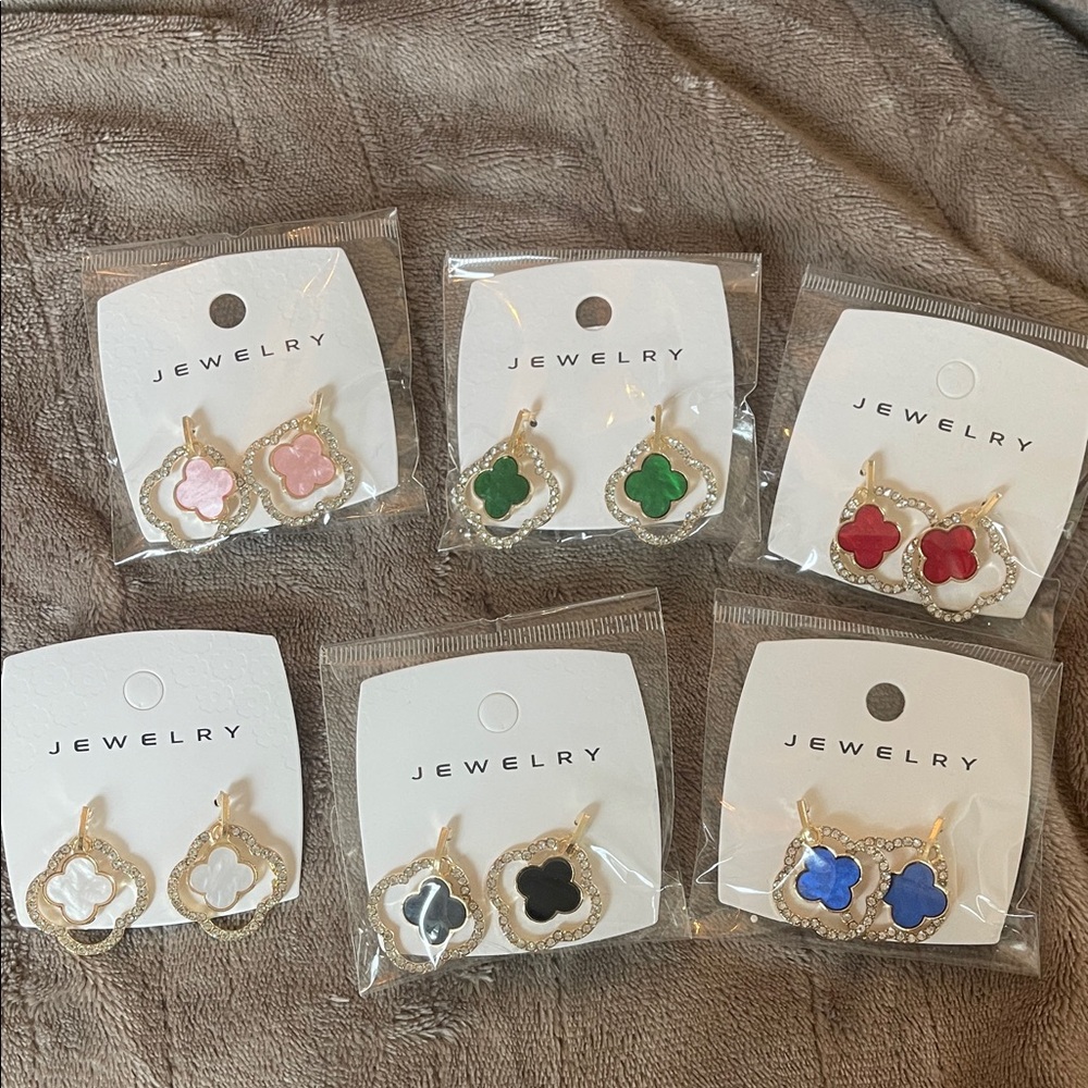 Elegant Gold toned Clover Flower Earrings Set choose a color nwt rhinestone